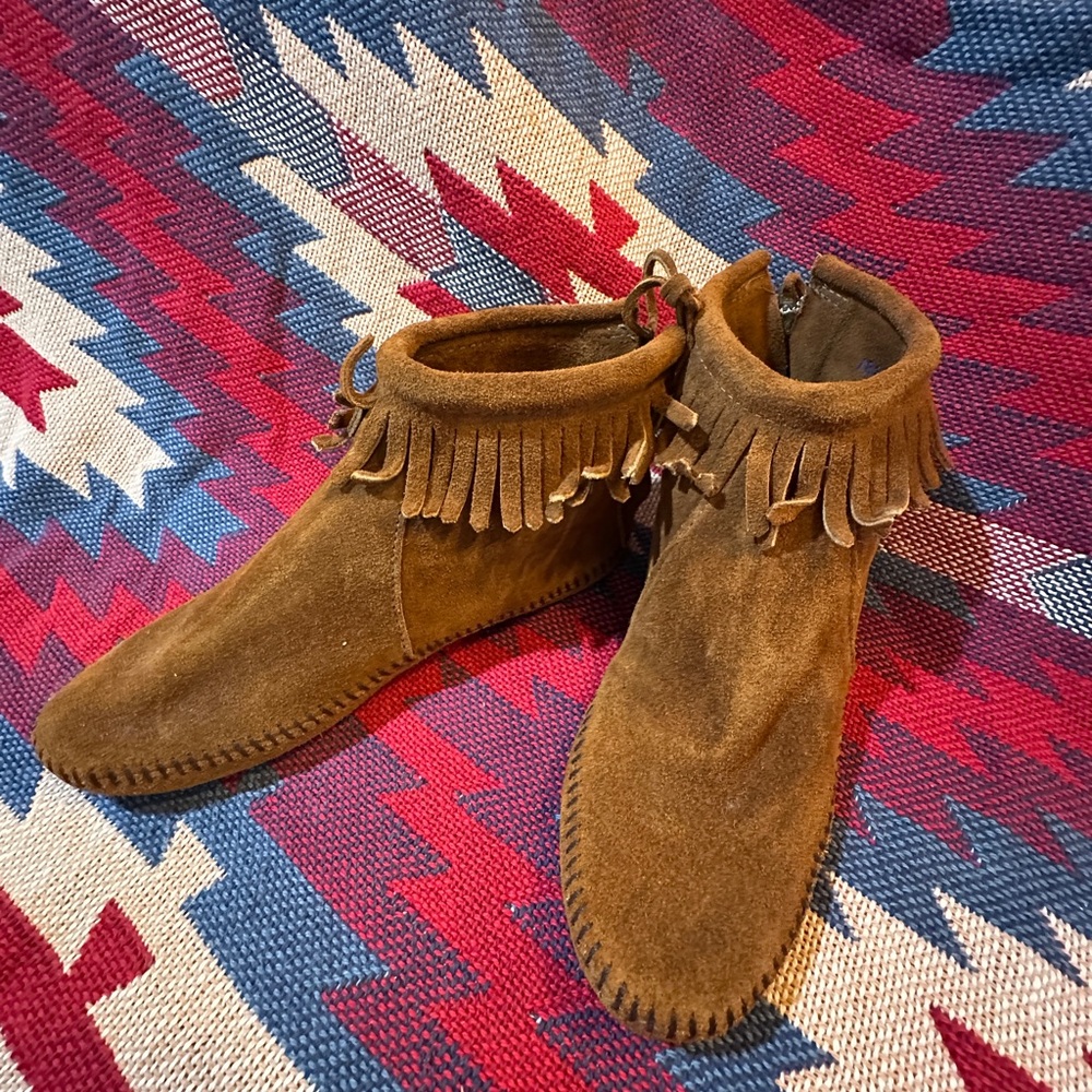 Minnetonka Brown Suede Fringe Moccasin Boots women’s size 6